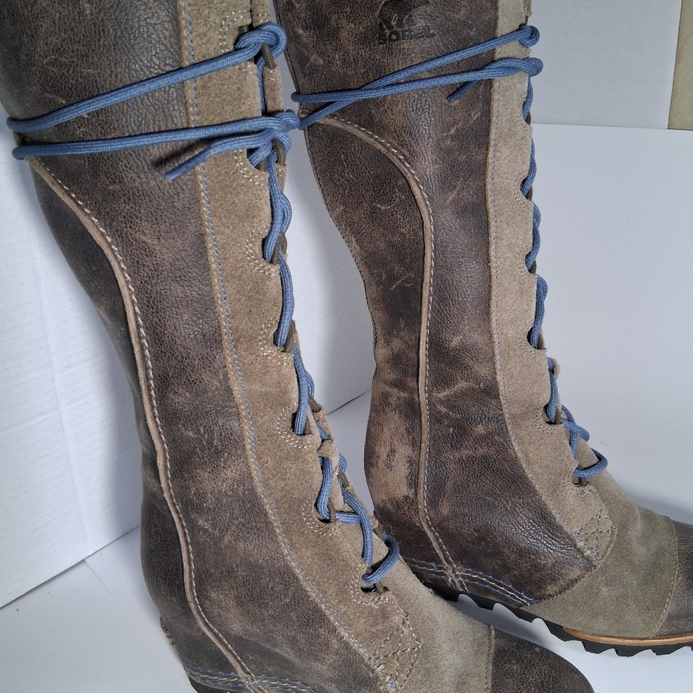SOREL Two Tone Brown Wedge boot Size 7.5   Stylish Brown Lace-Up leather boots.